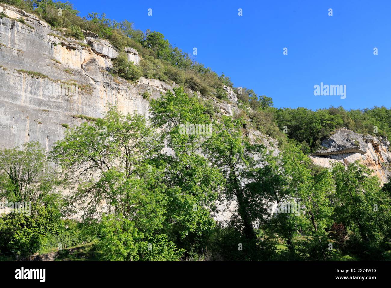 Die prähistorische Stätte Laugerie-Basse, ein Felsvorhang in der Gemeinde Les Eyzies in Dordogne, der Welthauptstadt der Vorgeschichte. Der Fluss Vézère fließt bei Stockfoto