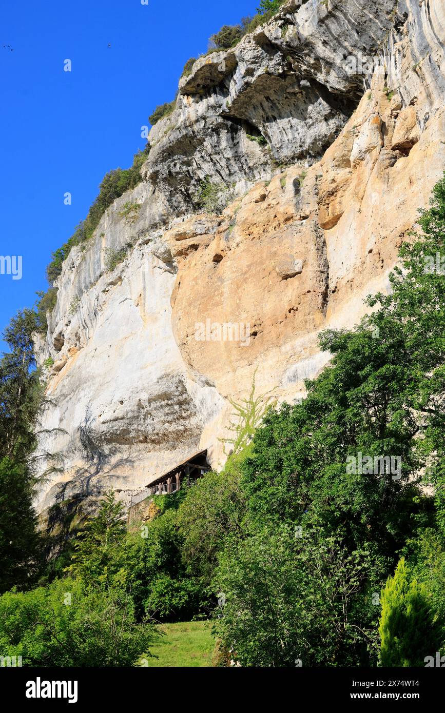 Die prähistorische Stätte Laugerie-Basse, ein Felsvorhang in der Gemeinde Les Eyzies in Dordogne, der Welthauptstadt der Vorgeschichte. Der Fluss Vézère fließt bei Stockfoto