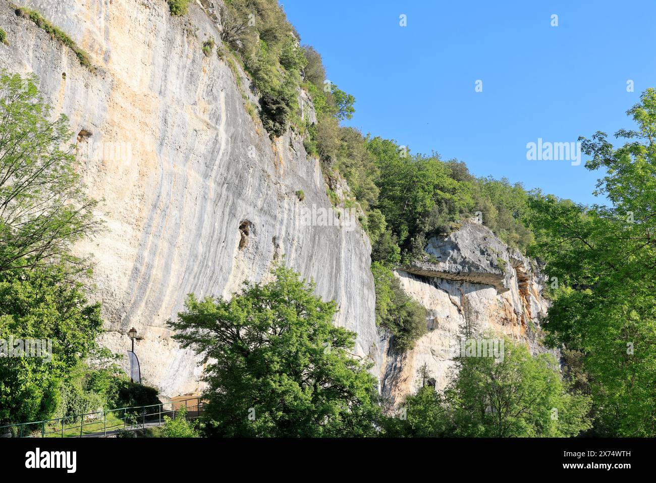 Die prähistorische Stätte Laugerie-Basse, ein Felsvorhang in der Gemeinde Les Eyzies in Dordogne, der Welthauptstadt der Vorgeschichte. Der Fluss Vézère fließt bei Stockfoto