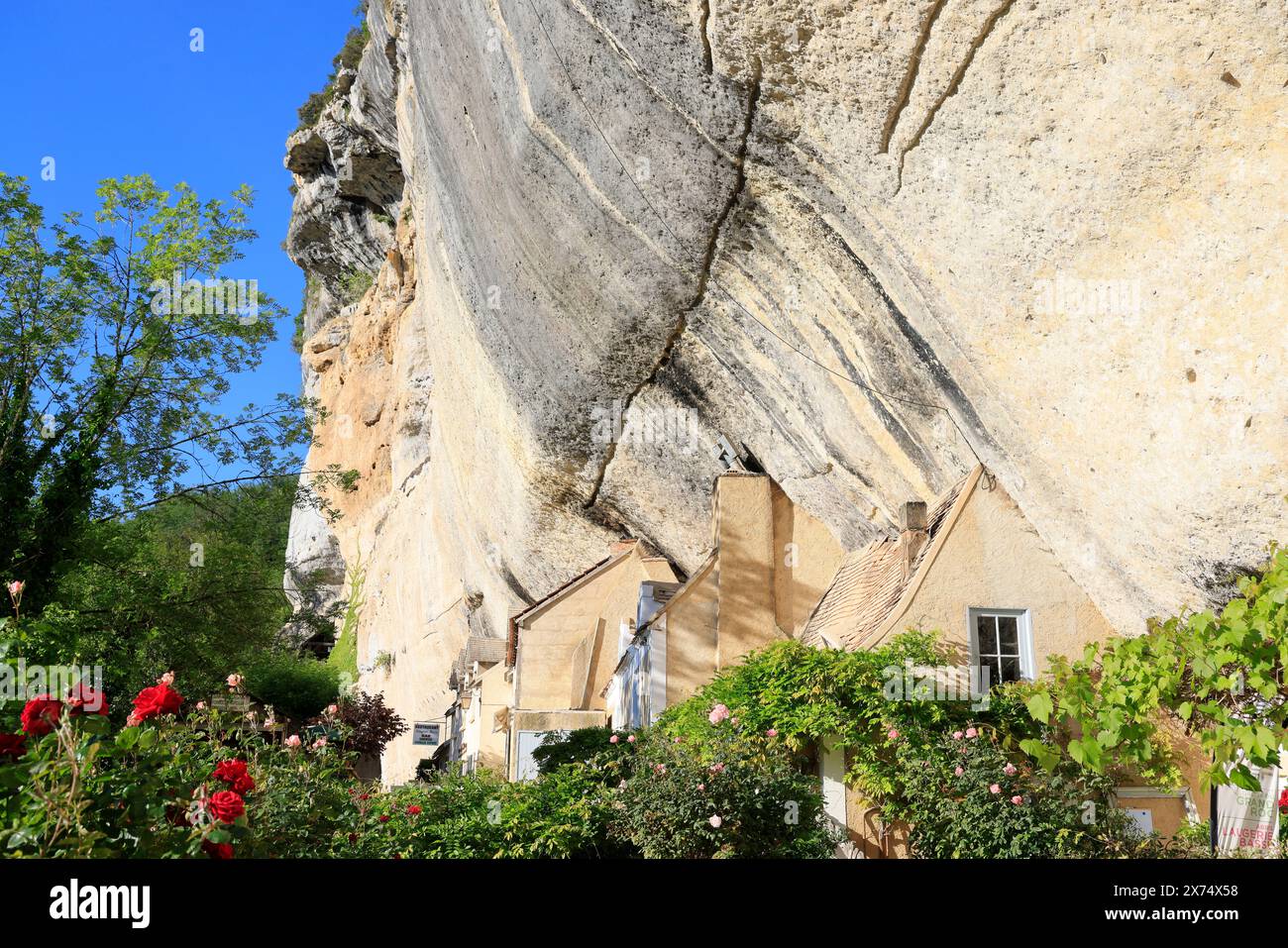 Die prähistorische Stätte Laugerie-Basse, ein Felsvorhang in der Gemeinde Les Eyzies in Dordogne, der Welthauptstadt der Vorgeschichte. Der Fluss Vézère fließt bei Stockfoto