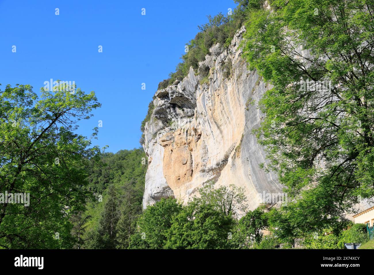 Die prähistorische Stätte Laugerie-Basse, ein Felsvorhang in der Gemeinde Les Eyzies in Dordogne, der Welthauptstadt der Vorgeschichte. Der Fluss Vézère fließt bei Stockfoto