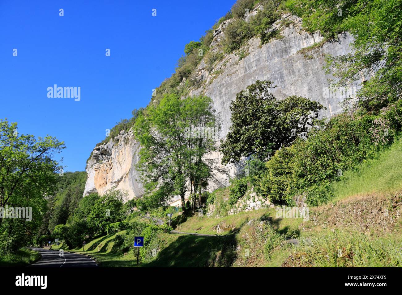 Die prähistorische Stätte Laugerie-Basse, ein Felsvorhang in der Gemeinde Les Eyzies in Dordogne, der Welthauptstadt der Vorgeschichte. Der Fluss Vézère fließt bei Stockfoto