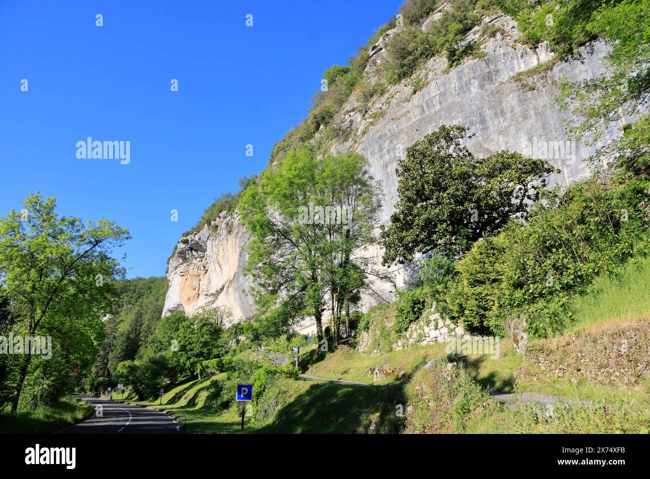 Die prähistorische Stätte Laugerie-Basse, ein Felsvorhang in der Gemeinde Les Eyzies in Dordogne, der Welthauptstadt der Vorgeschichte. Der Fluss Vézère fließt bei Stockfoto