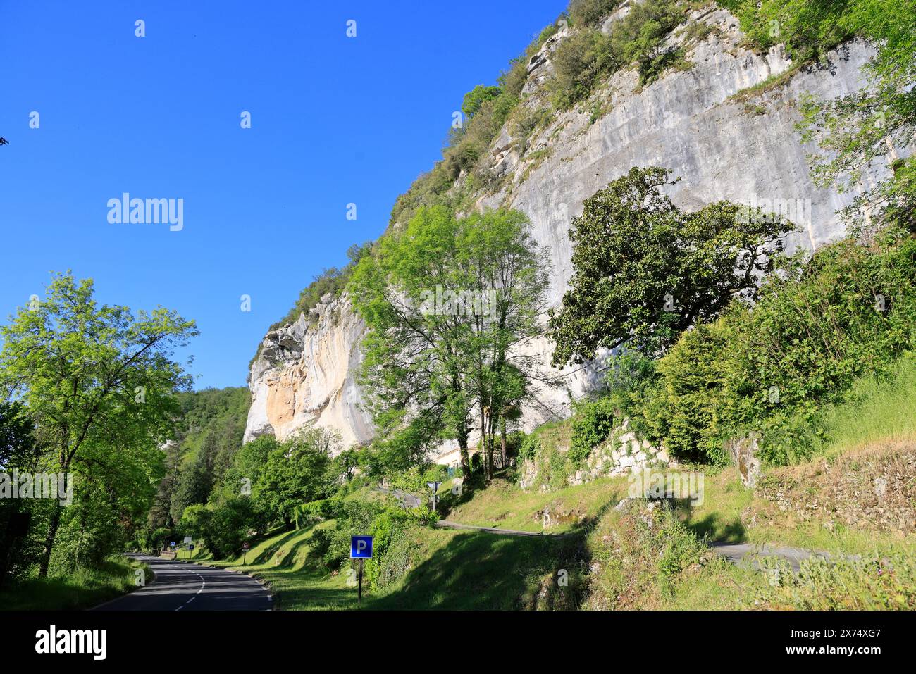 Die prähistorische Stätte Laugerie-Basse, ein Felsvorhang in der Gemeinde Les Eyzies in Dordogne, der Welthauptstadt der Vorgeschichte. Der Fluss Vézère fließt bei Stockfoto