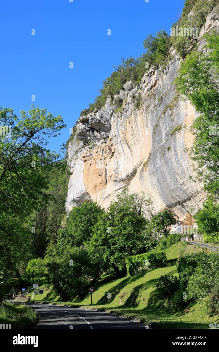 Die prähistorische Stätte Laugerie-Basse, ein Felsvorhang in der Gemeinde Les Eyzies in Dordogne, der Welthauptstadt der Vorgeschichte. Der Fluss Vézère fließt bei Stockfoto