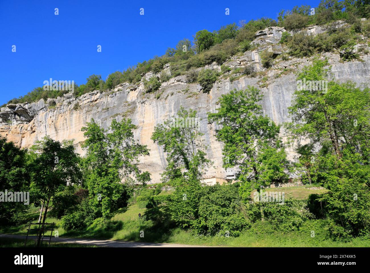Die prähistorische Stätte Laugerie-Basse, ein Felsvorhang in der Gemeinde Les Eyzies in Dordogne, der Welthauptstadt der Vorgeschichte. Der Fluss Vézère fließt bei Stockfoto