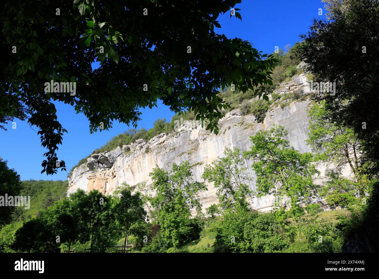 Die prähistorische Stätte Laugerie-Basse, ein Felsvorhang in der Gemeinde Les Eyzies in Dordogne, der Welthauptstadt der Vorgeschichte. Der Fluss Vézère fließt bei Stockfoto