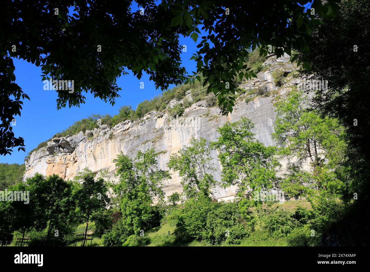 Die prähistorische Stätte Laugerie-Basse, ein Felsvorhang in der Gemeinde Les Eyzies in Dordogne, der Welthauptstadt der Vorgeschichte. Der Fluss Vézère fließt bei Stockfoto