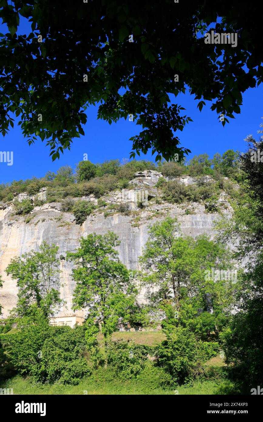 Die prähistorische Stätte Laugerie-Basse, ein Felsvorhang in der Gemeinde Les Eyzies in Dordogne, der Welthauptstadt der Vorgeschichte. Der Fluss Vézère fließt bei Stockfoto