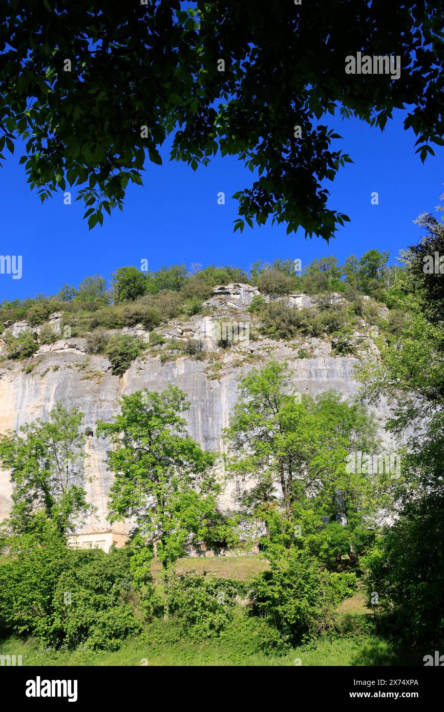 Die prähistorische Stätte Laugerie-Basse, ein Felsvorhang in der Gemeinde Les Eyzies in Dordogne, der Welthauptstadt der Vorgeschichte. Der Fluss Vézère fließt bei Stockfoto