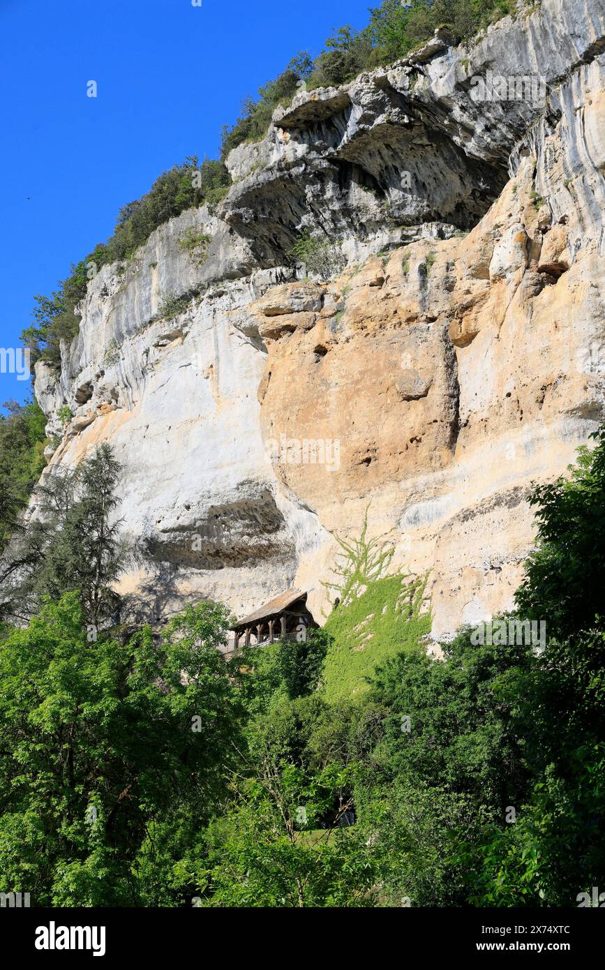 Die prähistorische Stätte Laugerie-Basse, ein Felsvorhang in der Gemeinde Les Eyzies in Dordogne, der Welthauptstadt der Vorgeschichte. Der Fluss Vézère fließt bei Stockfoto