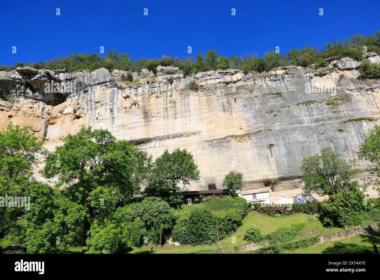 Die prähistorische Stätte Laugerie-Basse, ein Felsvorhang in der Gemeinde Les Eyzies in Dordogne, der Welthauptstadt der Vorgeschichte. Der Fluss Vézère fließt bei Stockfoto