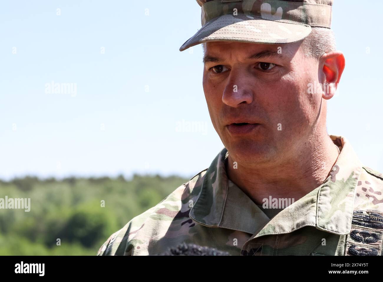 Drawsko Pomorskie, Polen. Mai 2024. Brig. General Steven P. Carpenter von der 29. US-Infanteriedivision der Nationalgarde überquert den Zly-Leg-See, der während einer Übung im Land Forces Training Centre in Drawsko, als Teil einer weiten, wütenden Übung der NATO-Verbündeten, dem standhaften Verteidiger 2024, beobachtet wurde. Die Übung zielt darauf ab, die militärischen Fähigkeiten der Nordatlantikallianz im Hinblick auf eine mögliche russische Aggression gegen Polen und die baltischen Staaten, die sich an der Ostflanke der NATO befinden, zu überprüfen. Quelle: SOPA Images Limited/Alamy Live News Stockfoto