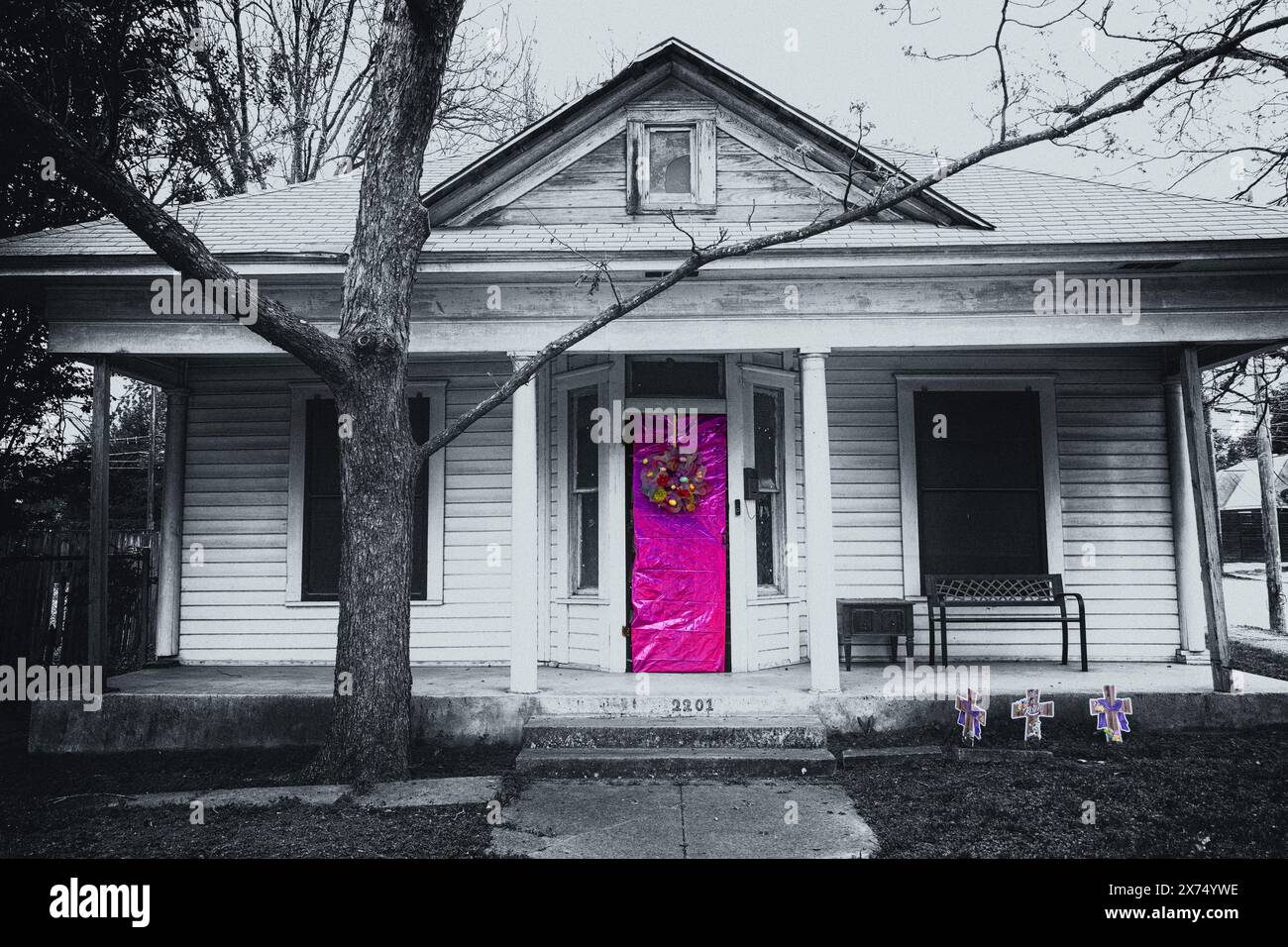 Haus in der Arbeiterklasse Austin mit Tür dekoriert für Ostern. Stockfoto