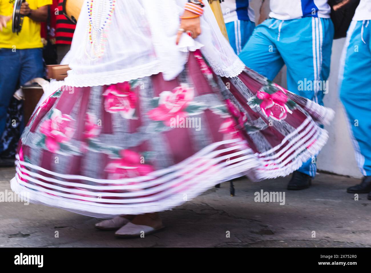 Cachoeira, Bahia, Brasilien - 15. August 2015: In der Stadt Cachoeira, Bahia, werden Menschen in langsamer Bewegung gesehen, die Samba tanzen. Stockfoto