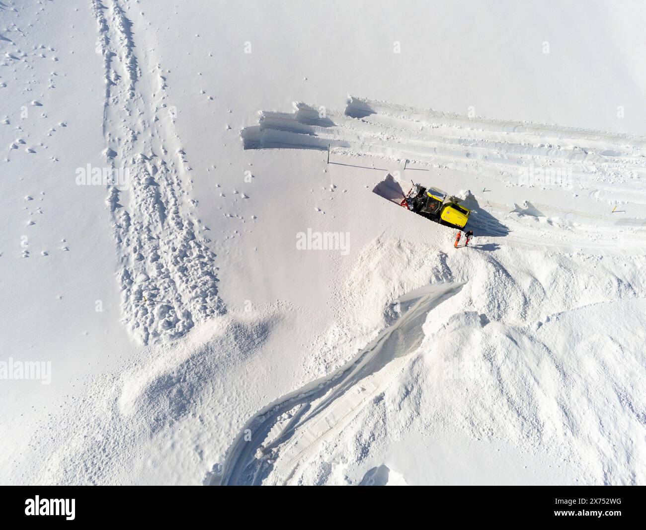 © PHOTOPQR/LE DAUPHINE/Grégory YETCHMENIZA ; Valloire ; 17/05/2024 ; Valloire, le 17 mai. A près de 2 400 m Höhe, à quelques centaines de mètres du Tunnel du Galibier et 1, 5 km du Col (2 642 m Höhe), le paysage permet de mesurer l'ampleur de la tâche des Agents du Département de la Savoie. Aussi grandiose que dangereuse. AUX commandes de la fraise (qui déblaye 1, 50 m de hauteur sur 2, 60 m de Large à chaque passe), Fred Morel multiplie les aller-retour. EN aval, il a fallu jusqu'à cinq pass pour mettre la RD 902 «au noir». «Dans ce virage, il y a un mur de dix mètres qu'on ne V Stockfoto
