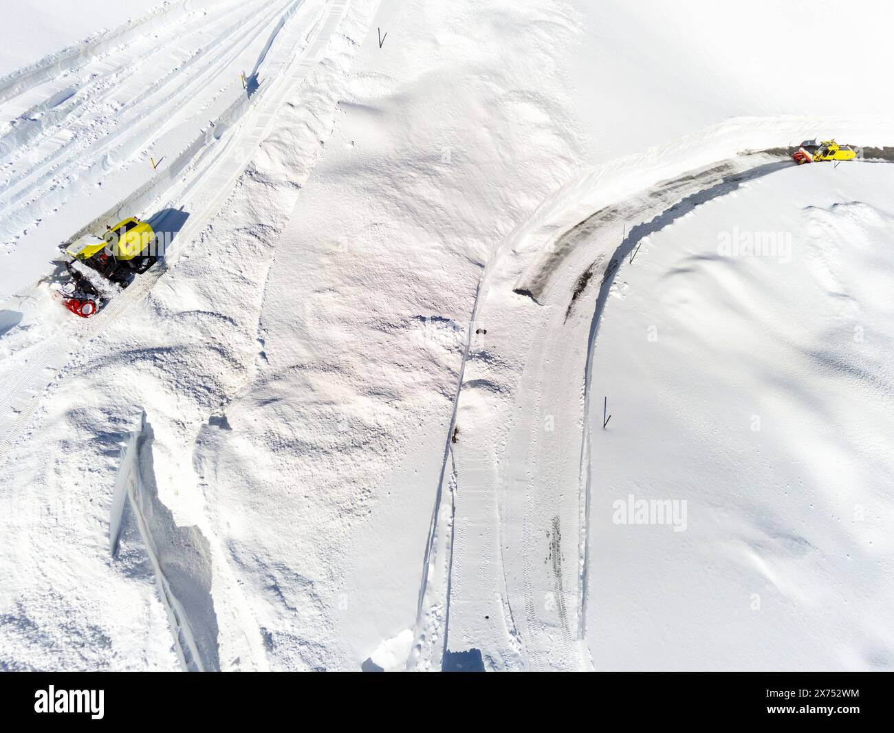 © PHOTOPQR/LE DAUPHINE/Grégory YETCHMENIZA ; Valloire ; 17/05/2024 ; Valloire, le 17 mai. A près de 2 400 m Höhe, à quelques centaines de mètres du Tunnel du Galibier et 1, 5 km du Col (2 642 m Höhe), le paysage permet de mesurer l'ampleur de la tâche des Agents du Département de la Savoie. Aussi grandiose que dangereuse. AUX commandes de la fraise (qui déblaye 1, 50 m de hauteur sur 2, 60 m de Large à chaque passe), Fred Morel multiplie les aller-retour. EN aval, il a fallu jusqu'à cinq pass pour mettre la RD 902 «au noir». «Dans ce virage, il y a un mur de dix mètres qu'on ne V Stockfoto