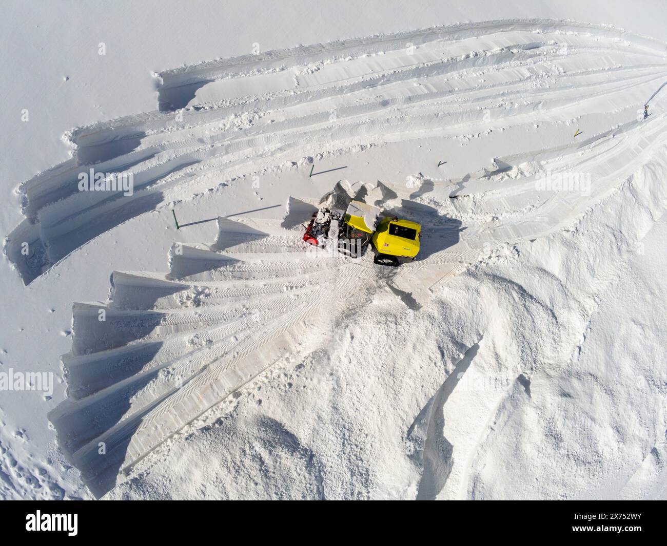 © PHOTOPQR/LE DAUPHINE/Grégory YETCHMENIZA ; Valloire ; 17/05/2024 ; Valloire, le 17 mai. A près de 2 400 m Höhe, à quelques centaines de mètres du Tunnel du Galibier et 1, 5 km du Col (2 642 m Höhe), le paysage permet de mesurer l'ampleur de la tâche des Agents du Département de la Savoie. Aussi grandiose que dangereuse. AUX commandes de la fraise (qui déblaye 1, 50 m de hauteur sur 2, 60 m de Large à chaque passe), Fred Morel multiplie les aller-retour. EN aval, il a fallu jusqu'à cinq pass pour mettre la RD 902 «au noir». «Dans ce virage, il y a un mur de dix mètres qu'on ne V Stockfoto