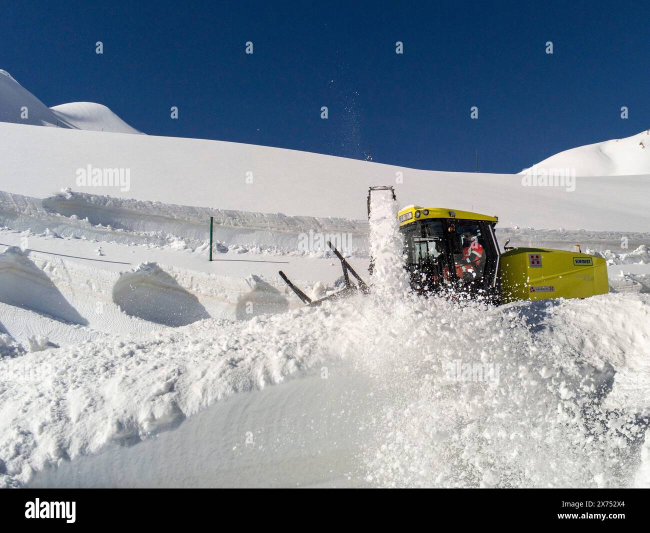 © PHOTOPQR/LE DAUPHINE/Grégory YETCHMENIZA ; Valloire ; 17/05/2024 ; Valloire, le 17 mai. A près de 2 400 m Höhe, à quelques centaines de mètres du Tunnel du Galibier et 1, 5 km du Col (2 642 m Höhe), le paysage permet de mesurer l'ampleur de la tâche des Agents du Département de la Savoie. Aussi grandiose que dangereuse. AUX commandes de la fraise (qui déblaye 1, 50 m de hauteur sur 2, 60 m de Large à chaque passe), Fred Morel multiplie les aller-retour. EN aval, il a fallu jusqu'à cinq pass pour mettre la RD 902 «au noir». «Dans ce virage, il y a un mur de dix mètres qu'on ne V Stockfoto
