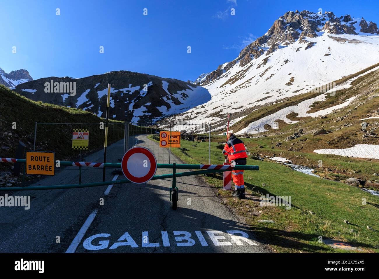 © PHOTOPQR/LE DAUPHINE/Grégory YETCHMENIZA ; Valloire ; 17/05/2024 ; Valloire, le 17 mai. A près de 2 400 m Höhe, à quelques centaines de mètres du Tunnel du Galibier et 1, 5 km du Col (2 642 m Höhe), le paysage permet de mesurer l'ampleur de la tâche des Agents du Département de la Savoie. Aussi grandiose que dangereuse. AUX commandes de la fraise (qui déblaye 1, 50 m de hauteur sur 2, 60 m de Large à chaque passe), Fred Morel multiplie les aller-retour. EN aval, il a fallu jusqu'à cinq pass pour mettre la RD 902 «au noir». «Dans ce virage, il y a un mur de dix mètres qu'on ne V Stockfoto