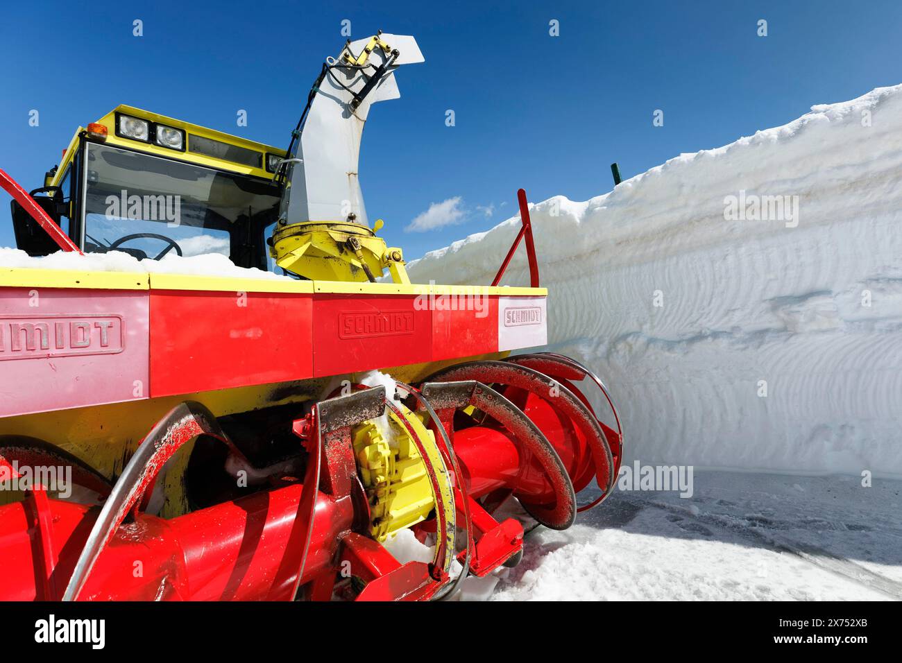 © PHOTOPQR/LE DAUPHINE/Grégory YETCHMENIZA ; Valloire ; 17/05/2024 ; Valloire, le 17 mai. A près de 2 400 m Höhe, à quelques centaines de mètres du Tunnel du Galibier et 1, 5 km du Col (2 642 m Höhe), le paysage permet de mesurer l'ampleur de la tâche des Agents du Département de la Savoie. Aussi grandiose que dangereuse. AUX commandes de la fraise (qui déblaye 1, 50 m de hauteur sur 2, 60 m de Large à chaque passe), Fred Morel multiplie les aller-retour. EN aval, il a fallu jusqu'à cinq pass pour mettre la RD 902 «au noir». «Dans ce virage, il y a un mur de dix mètres qu'on ne V Stockfoto