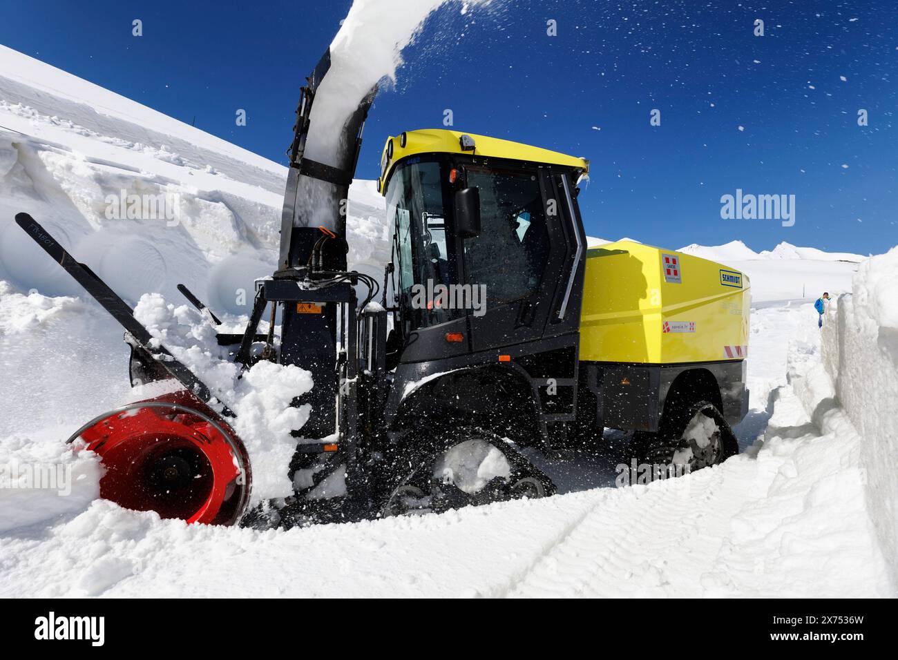 © PHOTOPQR/LE DAUPHINE/Grégory YETCHMENIZA ; Valloire ; 17/05/2024 ; Valloire, le 17 mai. A près de 2 400 m Höhe, à quelques centaines de mètres du Tunnel du Galibier et 1, 5 km du Col (2 642 m Höhe), le paysage permet de mesurer l'ampleur de la tâche des Agents du Département de la Savoie. Aussi grandiose que dangereuse. AUX commandes de la fraise (qui déblaye 1, 50 m de hauteur sur 2, 60 m de Large à chaque passe), Fred Morel multiplie les aller-retour. EN aval, il a fallu jusqu'à cinq pass pour mettre la RD 902 «au noir». «Dans ce virage, il y a un mur de dix mètres qu'on ne V Stockfoto