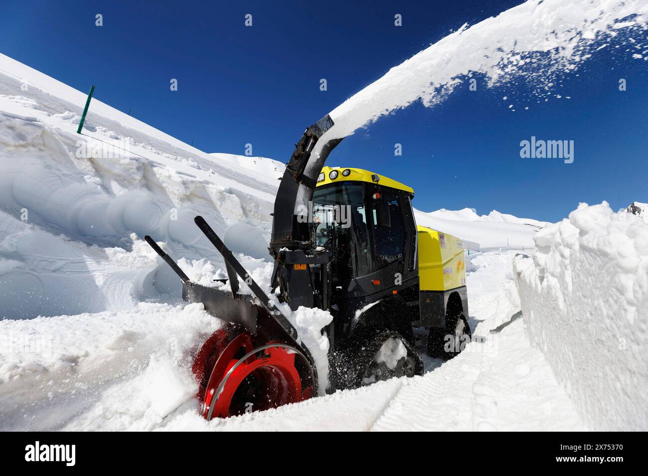 © PHOTOPQR/LE DAUPHINE/Grégory YETCHMENIZA ; Valloire ; 17/05/2024 ; Valloire, le 17 mai. A près de 2 400 m Höhe, à quelques centaines de mètres du Tunnel du Galibier et 1, 5 km du Col (2 642 m Höhe), le paysage permet de mesurer l'ampleur de la tâche des Agents du Département de la Savoie. Aussi grandiose que dangereuse. AUX commandes de la fraise (qui déblaye 1, 50 m de hauteur sur 2, 60 m de Large à chaque passe), Fred Morel multiplie les aller-retour. EN aval, il a fallu jusqu'à cinq pass pour mettre la RD 902 «au noir». «Dans ce virage, il y a un mur de dix mètres qu'on ne V Stockfoto