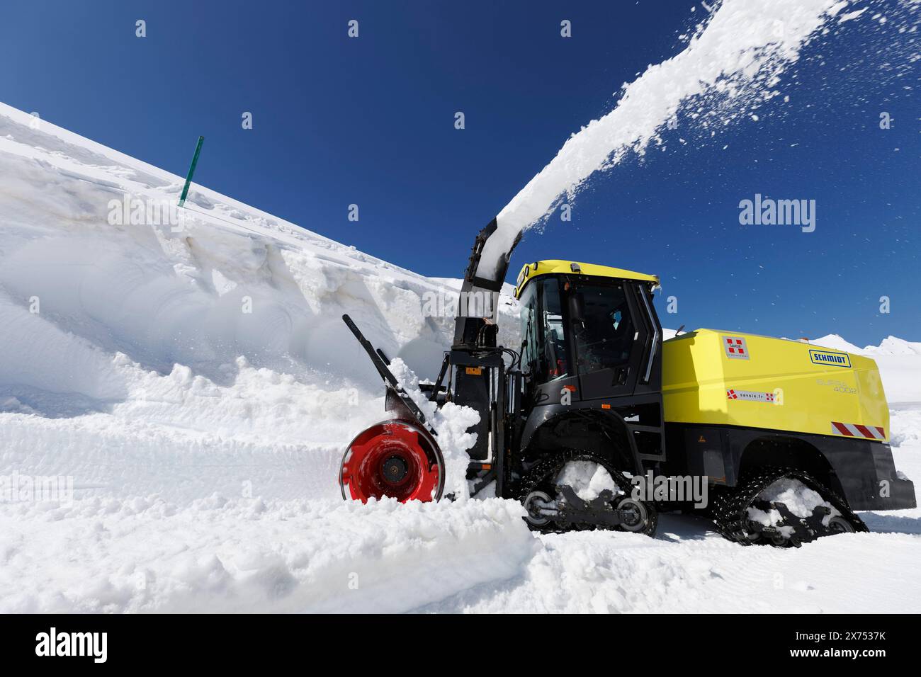 © PHOTOPQR/LE DAUPHINE/Grégory YETCHMENIZA ; Valloire ; 17/05/2024 ; Valloire, le 17 mai. A près de 2 400 m Höhe, à quelques centaines de mètres du Tunnel du Galibier et 1, 5 km du Col (2 642 m Höhe), le paysage permet de mesurer l'ampleur de la tâche des Agents du Département de la Savoie. Aussi grandiose que dangereuse. AUX commandes de la fraise (qui déblaye 1, 50 m de hauteur sur 2, 60 m de Large à chaque passe), Fred Morel multiplie les aller-retour. EN aval, il a fallu jusqu'à cinq pass pour mettre la RD 902 «au noir». «Dans ce virage, il y a un mur de dix mètres qu'on ne V Stockfoto