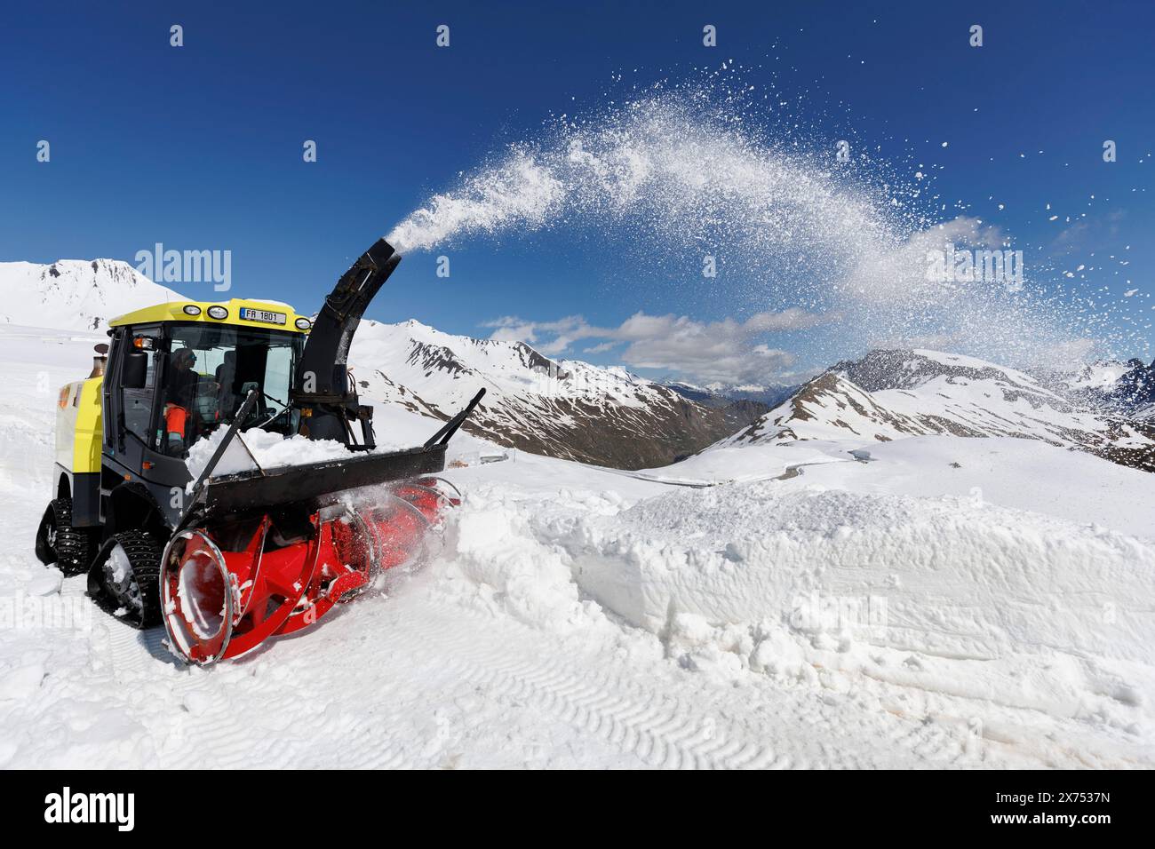 © PHOTOPQR/LE DAUPHINE/Grégory YETCHMENIZA ; Valloire ; 17/05/2024 ; Valloire, le 17 mai. A près de 2 400 m Höhe, à quelques centaines de mètres du Tunnel du Galibier et 1, 5 km du Col (2 642 m Höhe), le paysage permet de mesurer l'ampleur de la tâche des Agents du Département de la Savoie. Aussi grandiose que dangereuse. AUX commandes de la fraise (qui déblaye 1, 50 m de hauteur sur 2, 60 m de Large à chaque passe), Fred Morel multiplie les aller-retour. EN aval, il a fallu jusqu'à cinq pass pour mettre la RD 902 «au noir». «Dans ce virage, il y a un mur de dix mètres qu'on ne V Stockfoto