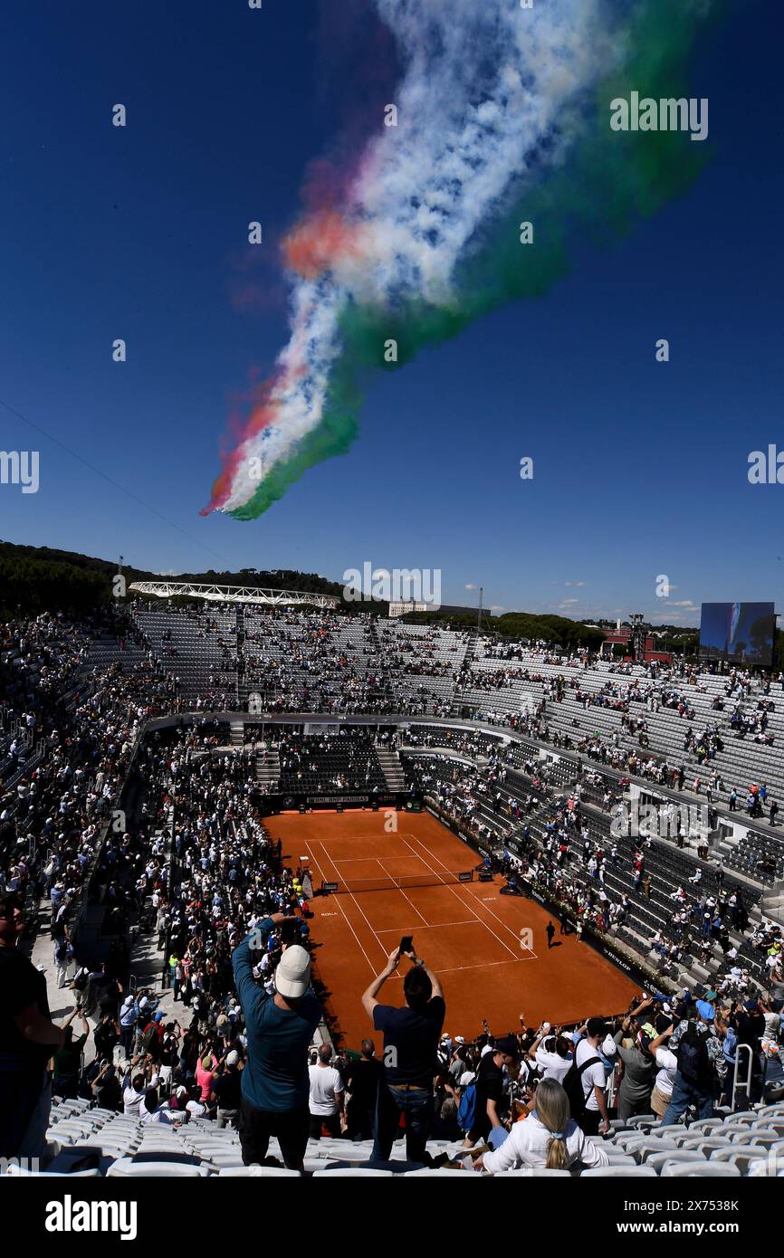 Rom, Italien. Mai 2024. Die Kunstflugpatrouille „frecce tricolori“ fliegt über das Stadion vor dem Halbfinalspiel zwischen Alexander Zverev aus Deutschland und Alejandro Tabilo aus Chile beim Internazionali BNL d'Italia 2024 Tennis Turnier im Foro Italico in Rom, Italien am 17. Mai 2024. Quelle: Insidefoto di andrea staccioli/Alamy Live News Stockfoto