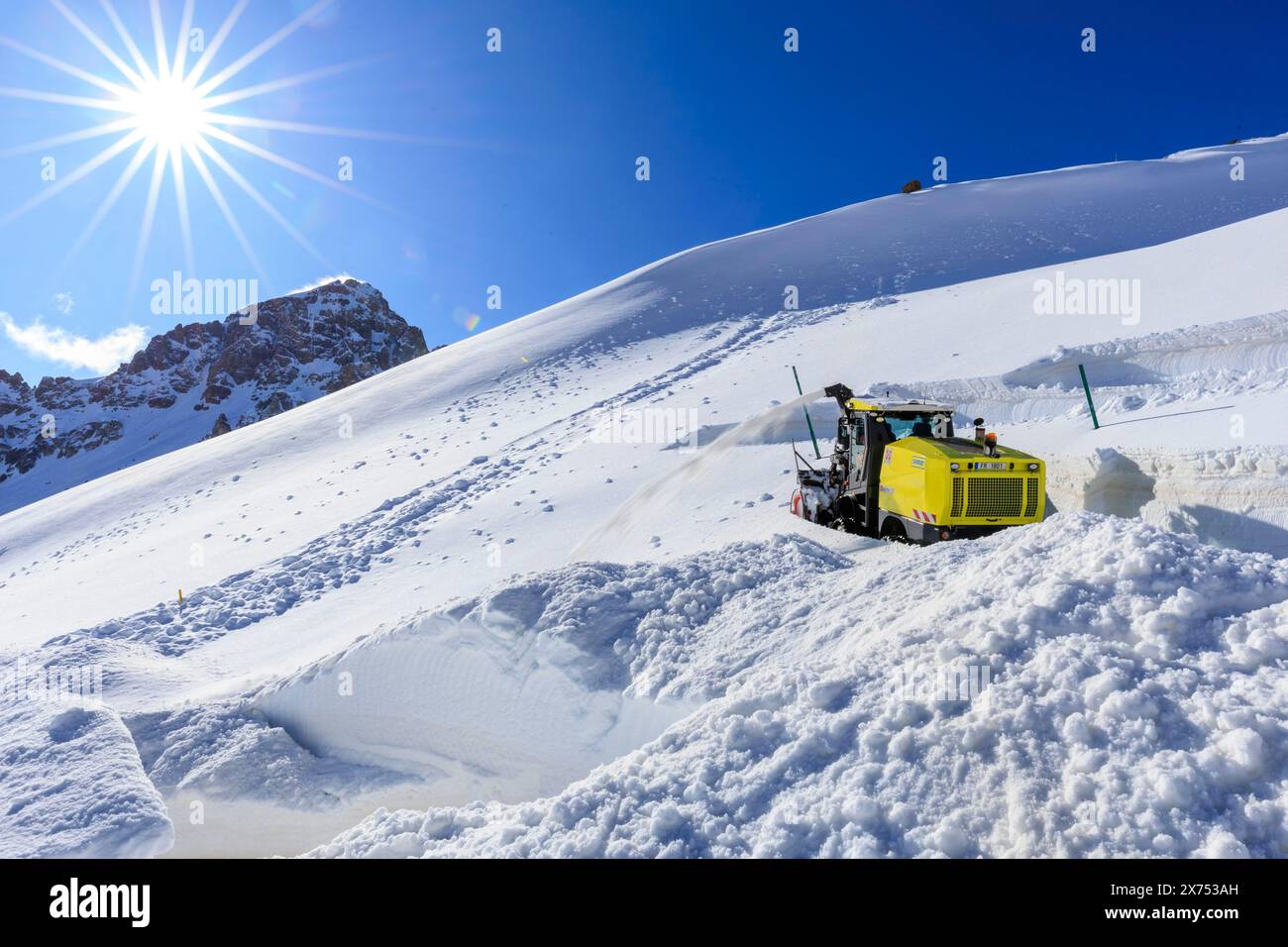 © PHOTOPQR/LE DAUPHINE/Grégory YETCHMENIZA ; Valloire ; 17/05/2024 ; Valloire, le 17 mai. A près de 2 400 m Höhe, à quelques centaines de mètres du Tunnel du Galibier et 1, 5 km du Col (2 642 m Höhe), le paysage permet de mesurer l'ampleur de la tâche des Agents du Département de la Savoie. Aussi grandiose que dangereuse. AUX commandes de la fraise (qui déblaye 1, 50 m de hauteur sur 2, 60 m de Large à chaque passe), Fred Morel multiplie les aller-retour. EN aval, il a fallu jusqu'à cinq pass pour mettre la RD 902 «au noir». «Dans ce virage, il y a un mur de dix mètres qu'on ne V Stockfoto