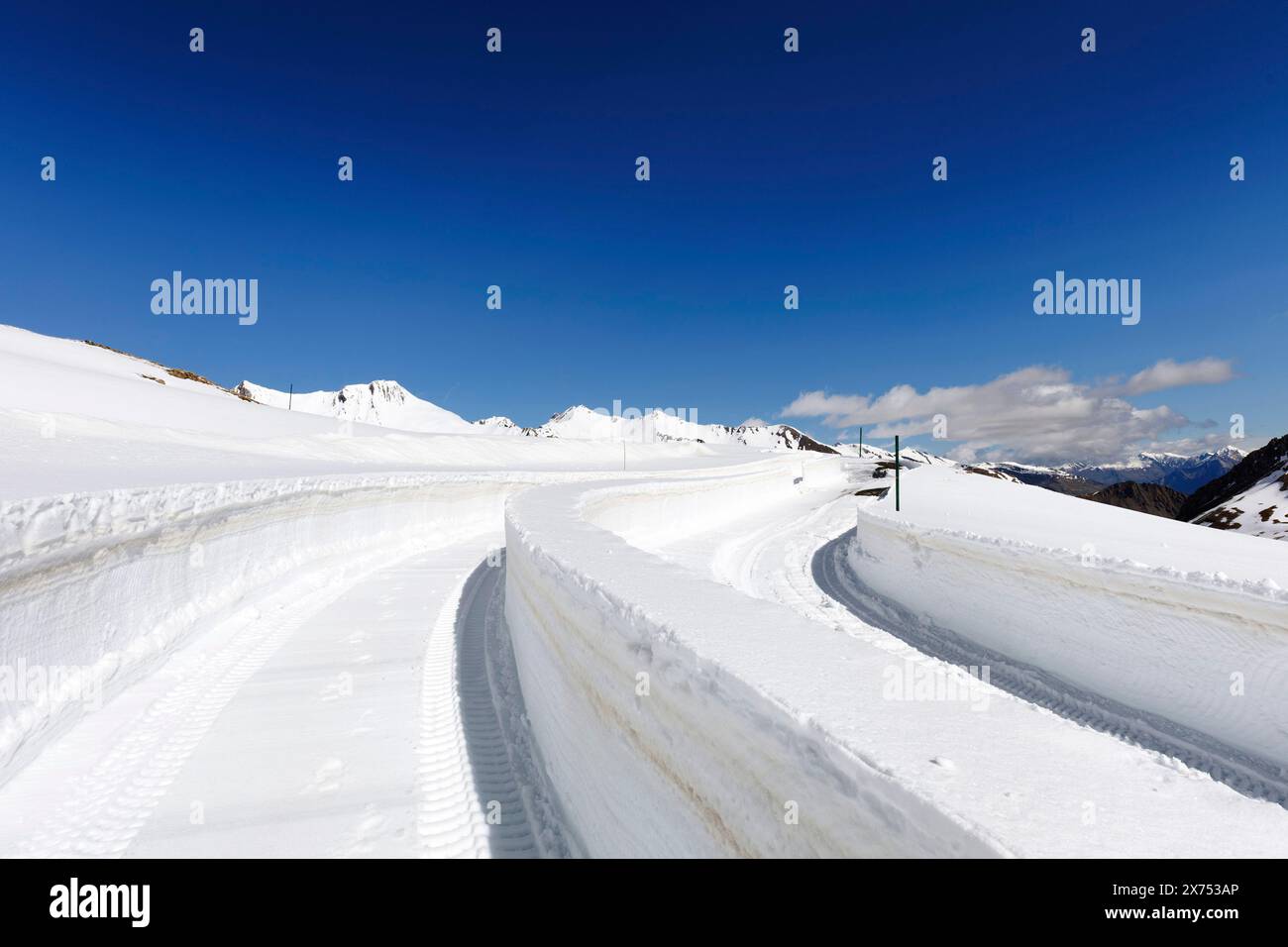 © PHOTOPQR/LE DAUPHINE/Grégory YETCHMENIZA ; Valloire ; 17/05/2024 ; Valloire, le 17 mai. A près de 2 400 m Höhe, à quelques centaines de mètres du Tunnel du Galibier et 1, 5 km du Col (2 642 m Höhe), le paysage permet de mesurer l'ampleur de la tâche des Agents du Département de la Savoie. Aussi grandiose que dangereuse. AUX commandes de la fraise (qui déblaye 1, 50 m de hauteur sur 2, 60 m de Large à chaque passe), Fred Morel multiplie les aller-retour. EN aval, il a fallu jusqu'à cinq pass pour mettre la RD 902 «au noir». «Dans ce virage, il y a un mur de dix mètres qu'on ne V Stockfoto