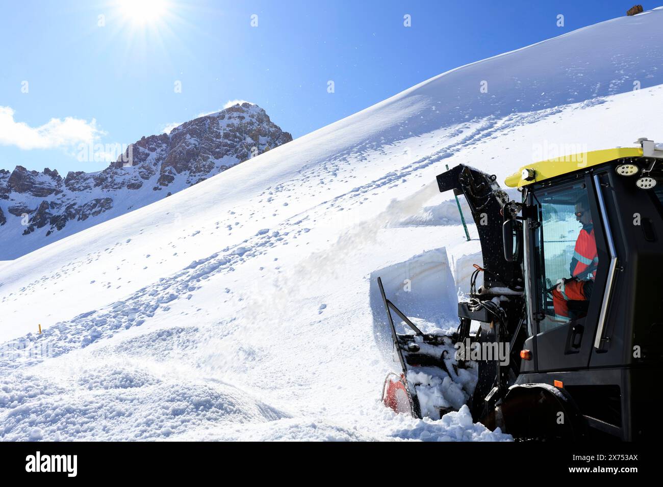 © PHOTOPQR/LE DAUPHINE/Grégory YETCHMENIZA ; Valloire ; 17/05/2024 ; Valloire, le 17 mai. A près de 2 400 m Höhe, à quelques centaines de mètres du Tunnel du Galibier et 1, 5 km du Col (2 642 m Höhe), le paysage permet de mesurer l'ampleur de la tâche des Agents du Département de la Savoie. Aussi grandiose que dangereuse. AUX commandes de la fraise (qui déblaye 1, 50 m de hauteur sur 2, 60 m de Large à chaque passe), Fred Morel multiplie les aller-retour. EN aval, il a fallu jusqu'à cinq pass pour mettre la RD 902 «au noir». «Dans ce virage, il y a un mur de dix mètres qu'on ne V Stockfoto