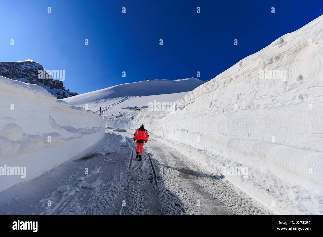 © PHOTOPQR/LE DAUPHINE/Grégory YETCHMENIZA ; Valloire ; 17/05/2024 ; Valloire, le 17 mai. A près de 2 400 m Höhe, à quelques centaines de mètres du Tunnel du Galibier et 1, 5 km du Col (2 642 m Höhe), le paysage permet de mesurer l'ampleur de la tâche des Agents du Département de la Savoie. Aussi grandiose que dangereuse. AUX commandes de la fraise (qui déblaye 1, 50 m de hauteur sur 2, 60 m de Large à chaque passe), Fred Morel multiplie les aller-retour. EN aval, il a fallu jusqu'à cinq pass pour mettre la RD 902 «au noir». «Dans ce virage, il y a un mur de dix mètres qu'on ne V Stockfoto