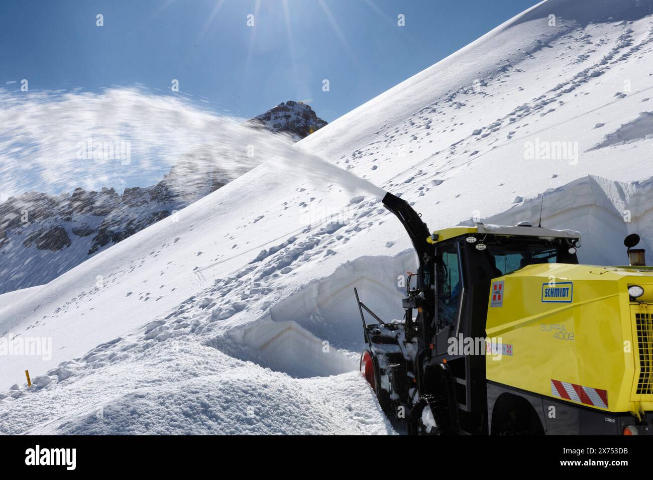 © PHOTOPQR/LE DAUPHINE/Grégory YETCHMENIZA ; Valloire ; 17/05/2024 ; Valloire, le 17 mai. A près de 2 400 m Höhe, à quelques centaines de mètres du Tunnel du Galibier et 1, 5 km du Col (2 642 m Höhe), le paysage permet de mesurer l'ampleur de la tâche des Agents du Département de la Savoie. Aussi grandiose que dangereuse. AUX commandes de la fraise (qui déblaye 1, 50 m de hauteur sur 2, 60 m de Large à chaque passe), Fred Morel multiplie les aller-retour. EN aval, il a fallu jusqu'à cinq pass pour mettre la RD 902 «au noir». «Dans ce virage, il y a un mur de dix mètres qu'on ne V Stockfoto