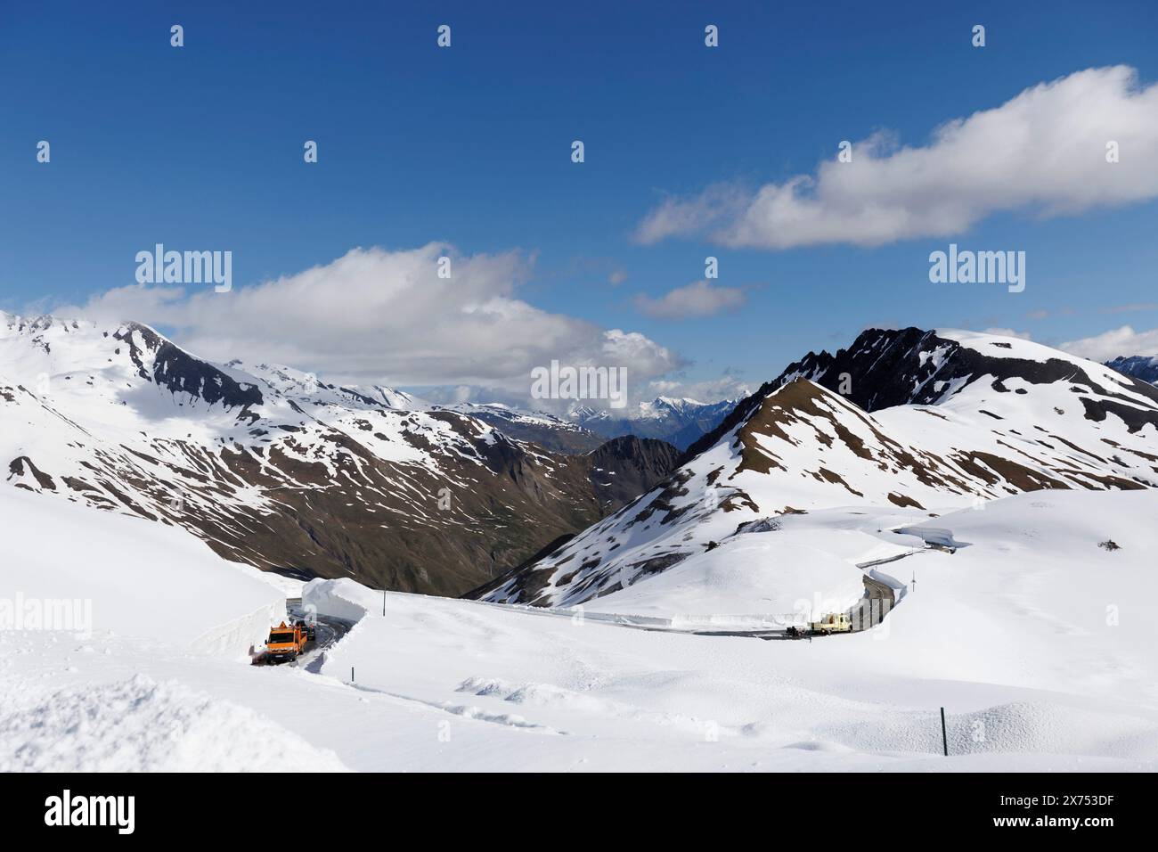 © PHOTOPQR/LE DAUPHINE/Grégory YETCHMENIZA ; Valloire ; 17/05/2024 ; Valloire, le 17 mai. A près de 2 400 m Höhe, à quelques centaines de mètres du Tunnel du Galibier et 1, 5 km du Col (2 642 m Höhe), le paysage permet de mesurer l'ampleur de la tâche des Agents du Département de la Savoie. Aussi grandiose que dangereuse. AUX commandes de la fraise (qui déblaye 1, 50 m de hauteur sur 2, 60 m de Large à chaque passe), Fred Morel multiplie les aller-retour. EN aval, il a fallu jusqu'à cinq pass pour mettre la RD 902 «au noir». «Dans ce virage, il y a un mur de dix mètres qu'on ne V Stockfoto