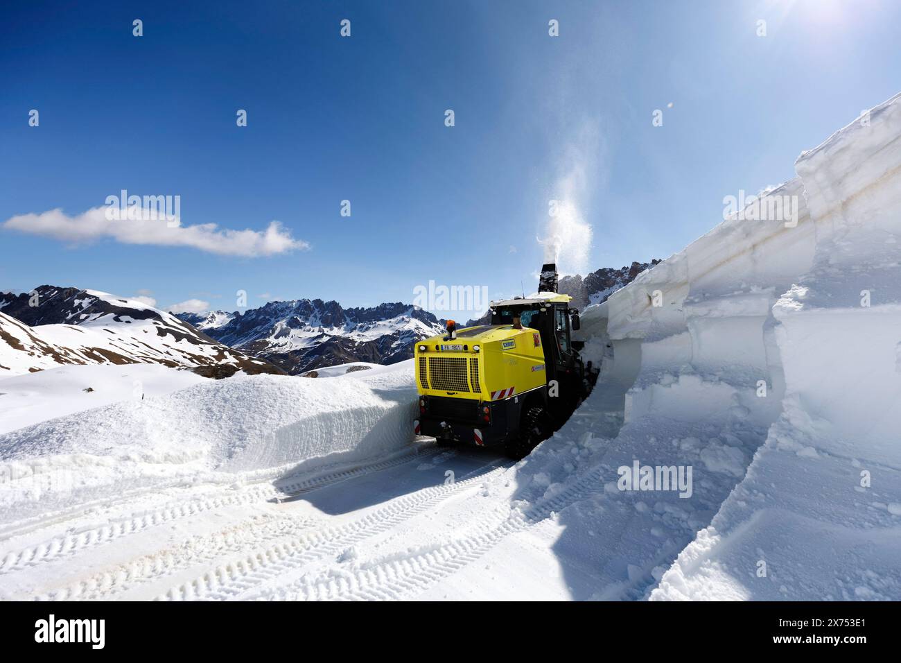 © PHOTOPQR/LE DAUPHINE/Grégory YETCHMENIZA ; Valloire ; 17/05/2024 ; Valloire, le 17 mai. A près de 2 400 m Höhe, à quelques centaines de mètres du Tunnel du Galibier et 1, 5 km du Col (2 642 m Höhe), le paysage permet de mesurer l'ampleur de la tâche des Agents du Département de la Savoie. Aussi grandiose que dangereuse. AUX commandes de la fraise (qui déblaye 1, 50 m de hauteur sur 2, 60 m de Large à chaque passe), Fred Morel multiplie les aller-retour. EN aval, il a fallu jusqu'à cinq pass pour mettre la RD 902 «au noir». «Dans ce virage, il y a un mur de dix mètres qu'on ne V Stockfoto