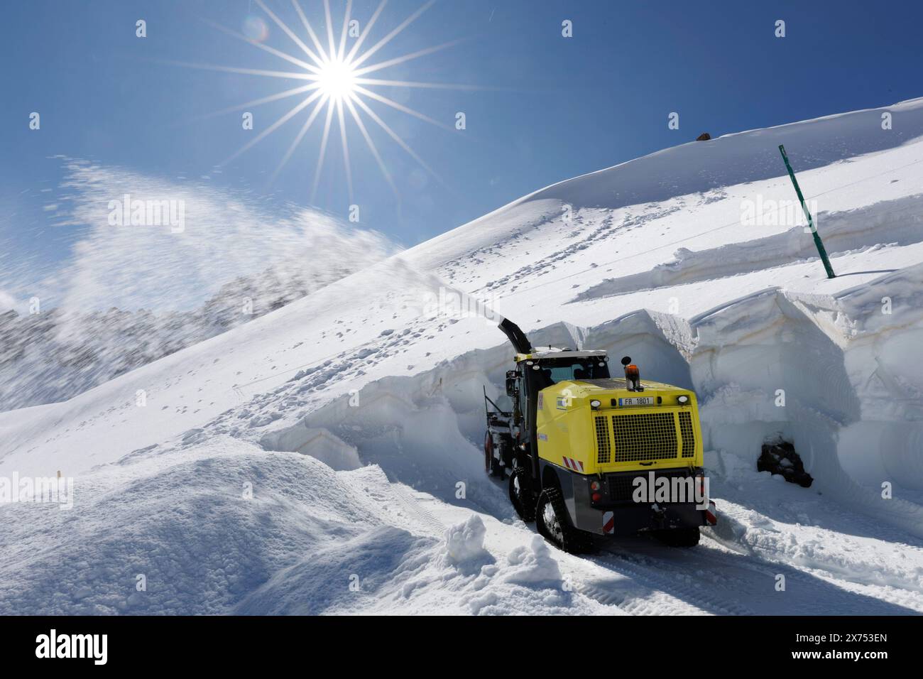 © PHOTOPQR/LE DAUPHINE/Grégory YETCHMENIZA ; Valloire ; 17/05/2024 ; Valloire, le 17 mai. A près de 2 400 m Höhe, à quelques centaines de mètres du Tunnel du Galibier et 1, 5 km du Col (2 642 m Höhe), le paysage permet de mesurer l'ampleur de la tâche des Agents du Département de la Savoie. Aussi grandiose que dangereuse. AUX commandes de la fraise (qui déblaye 1, 50 m de hauteur sur 2, 60 m de Large à chaque passe), Fred Morel multiplie les aller-retour. EN aval, il a fallu jusqu'à cinq pass pour mettre la RD 902 «au noir». «Dans ce virage, il y a un mur de dix mètres qu'on ne V Stockfoto