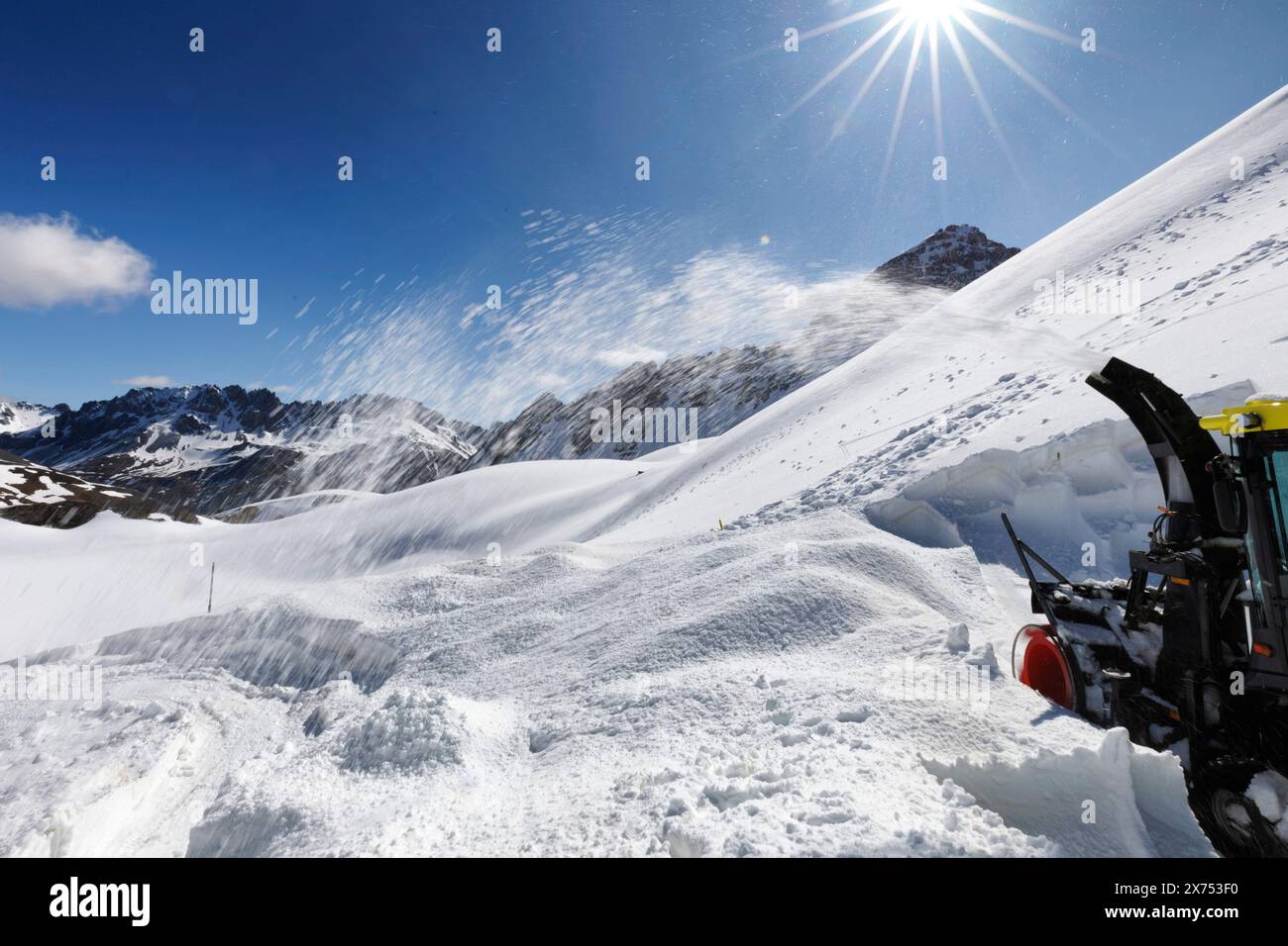 © PHOTOPQR/LE DAUPHINE/Grégory YETCHMENIZA ; Valloire ; 17/05/2024 ; Valloire, le 17 mai. A près de 2 400 m Höhe, à quelques centaines de mètres du Tunnel du Galibier et 1, 5 km du Col (2 642 m Höhe), le paysage permet de mesurer l'ampleur de la tâche des Agents du Département de la Savoie. Aussi grandiose que dangereuse. AUX commandes de la fraise (qui déblaye 1, 50 m de hauteur sur 2, 60 m de Large à chaque passe), Fred Morel multiplie les aller-retour. EN aval, il a fallu jusqu'à cinq pass pour mettre la RD 902 «au noir». «Dans ce virage, il y a un mur de dix mètres qu'on ne V Stockfoto