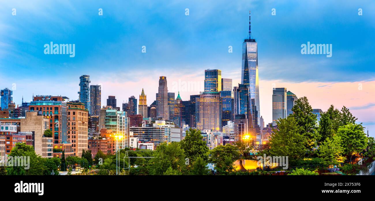 Panoramablick auf die Skyline von Lower Manhattan in der Abenddämmerung Stockfoto