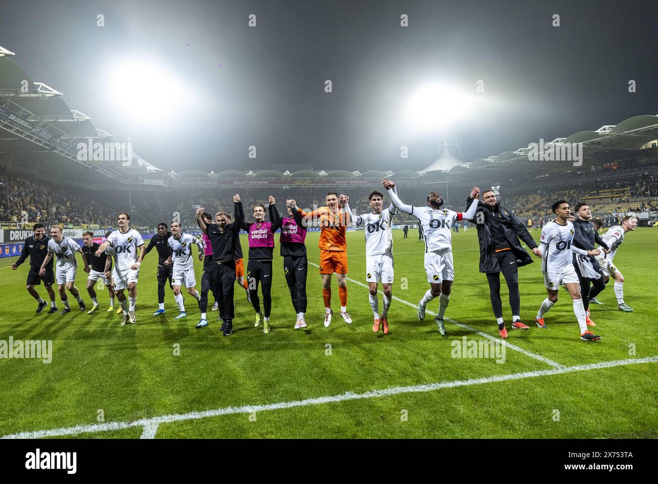 KERKRADE - NAC Breda jubelt nach dem ersten Spiel zwischen Roda JC und NAC Breda im Parkstad Limburg Stadium am 17. Mai 2024 in Kerkrade, Niederlande. ANP MARCEL VAN HOORN Stockfoto