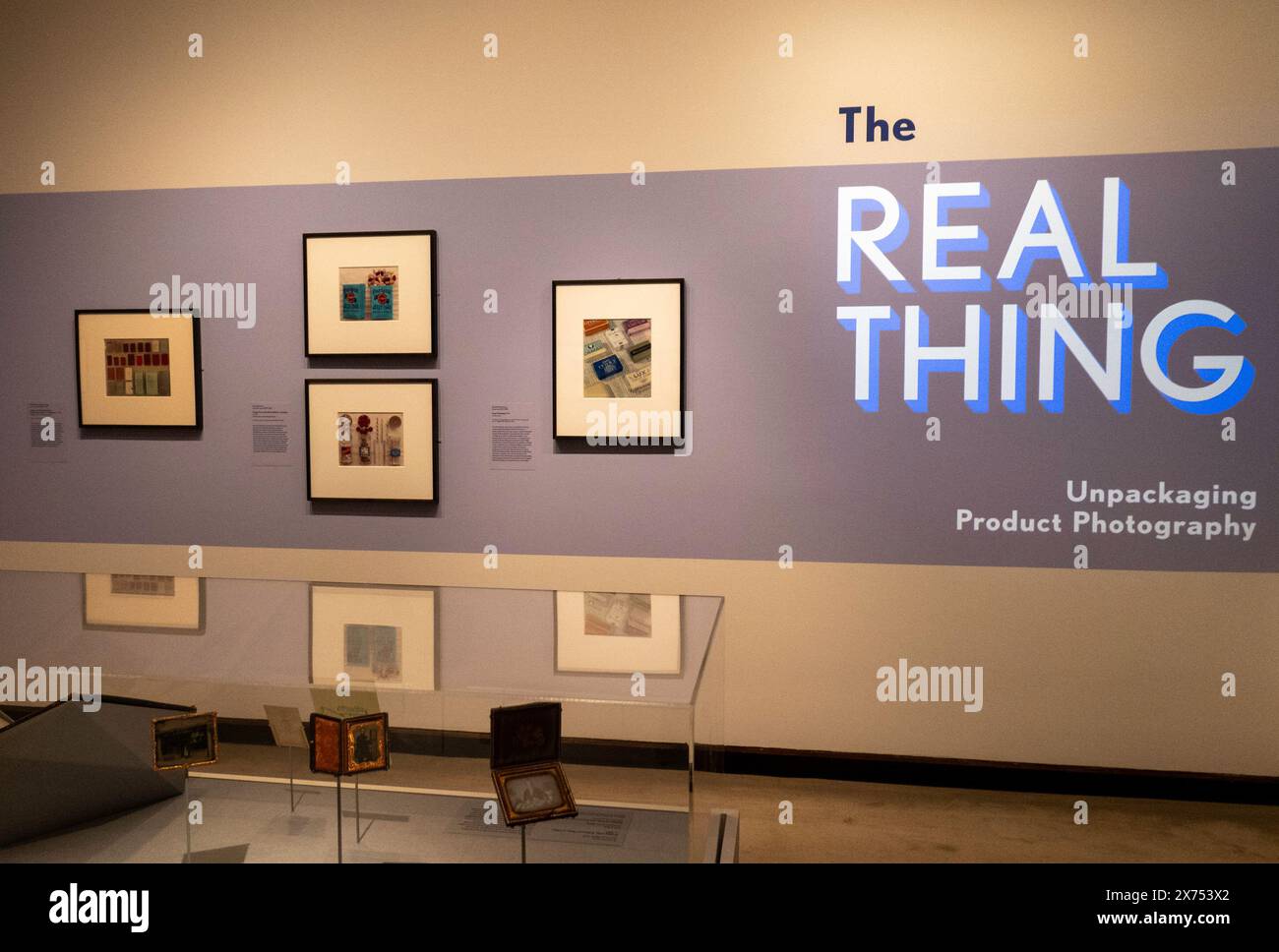 Ausstellung „The Real Thing: Unpacking Product Photography“ im Metropolitan Museum of Art in New York City, USA 2024 Stockfoto