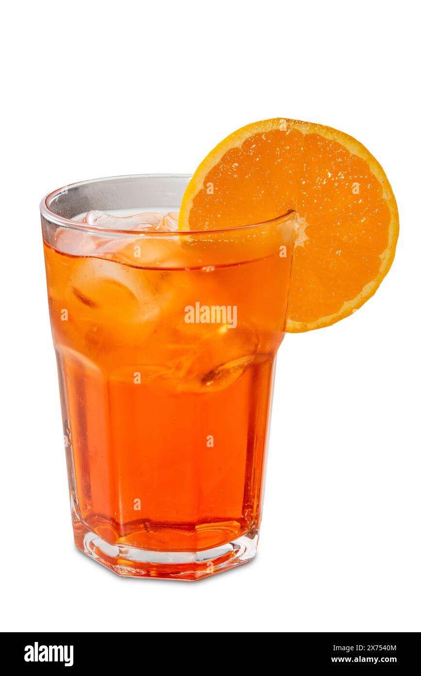 Alkoholischer Aperol Spritz Cocktail im Glas mit Orangenscheibe, isoliert auf weiß, Kopierraum Stockfoto