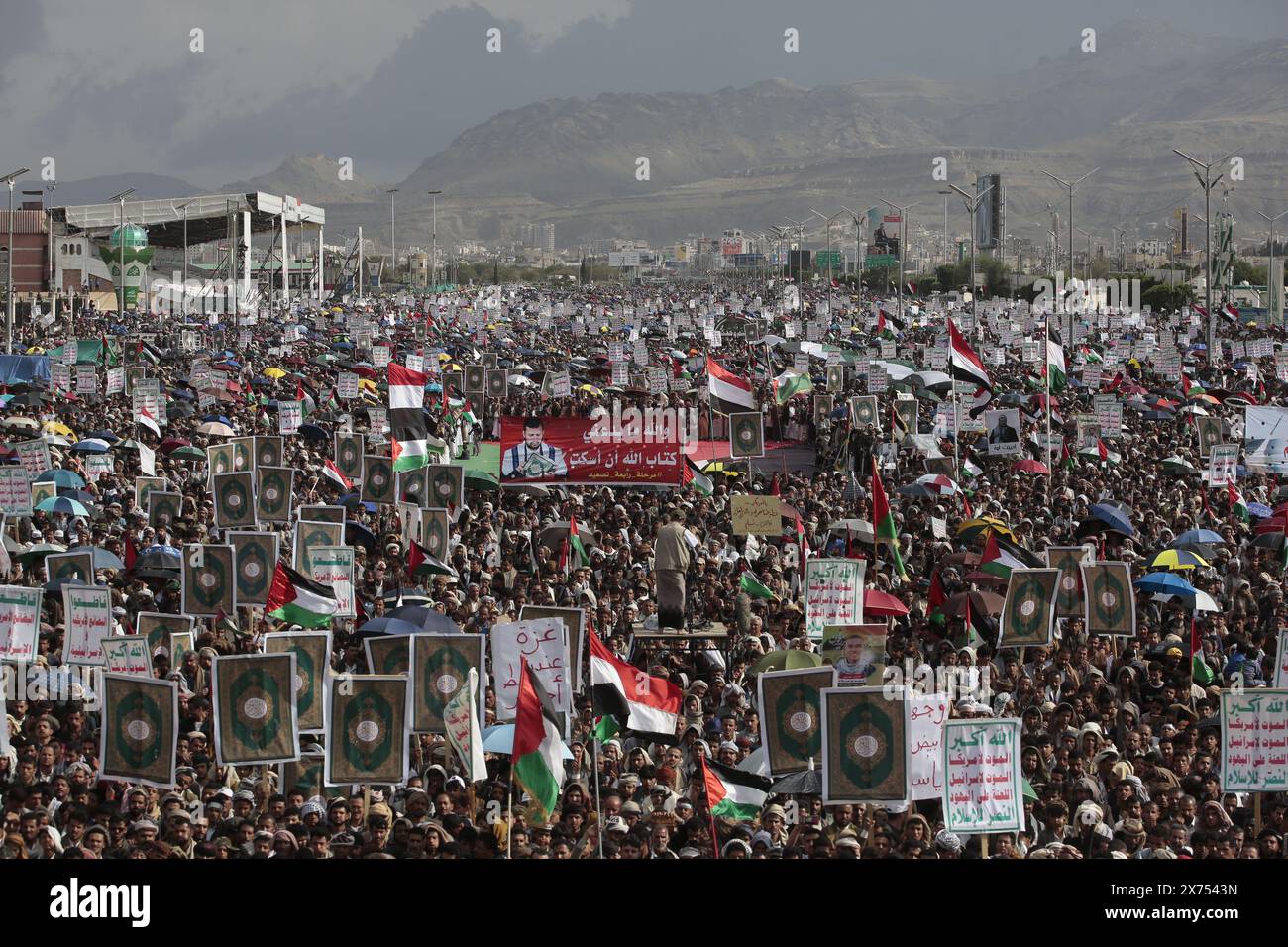 Huthi-Anhänger versammeln sich, um sich bei einer Kundgebung am 24. Mai 2024 in Sanaa Jemen solidarisch mit dem palästinensischen Volk zu zeigen. Stockfoto