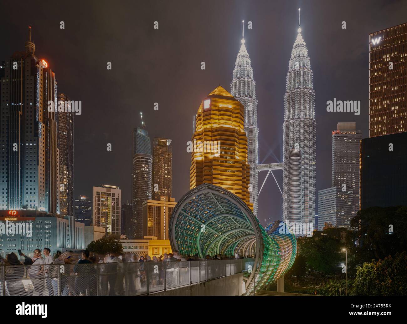 Die Saloma Link Bridge in Kuala Lumpur, Malaysia, ist eine 69 Meter lange kombinierte Fußgänger- und Radfahrerbrücke über den Klang River in Kuala Lumpur. Nachtaufnahme Stockfoto