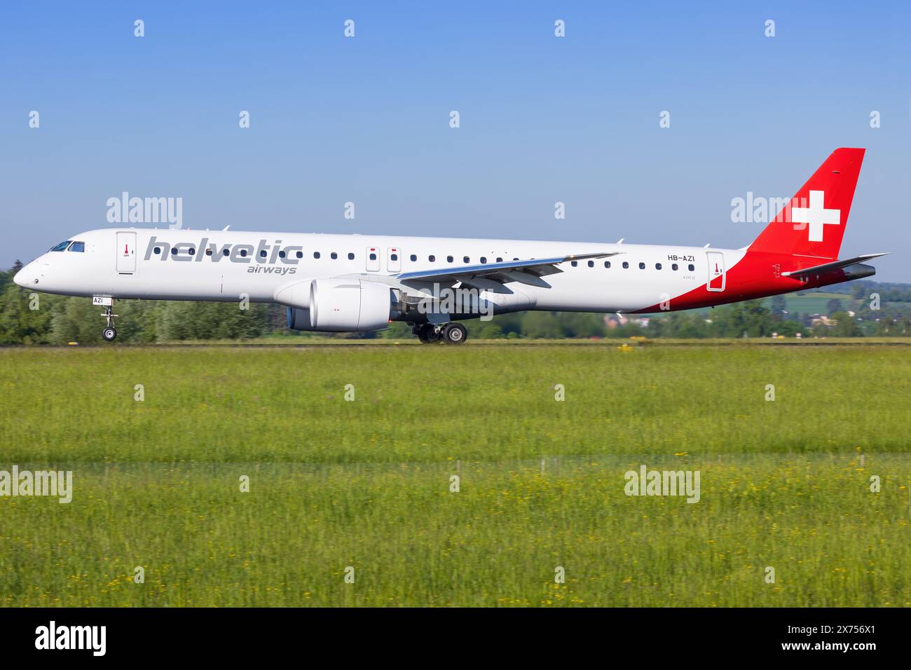 Zürich, 1. Mai 2024: Helvertic Airliners E190 ERJ2 am Flughafen Zürich Stockfoto