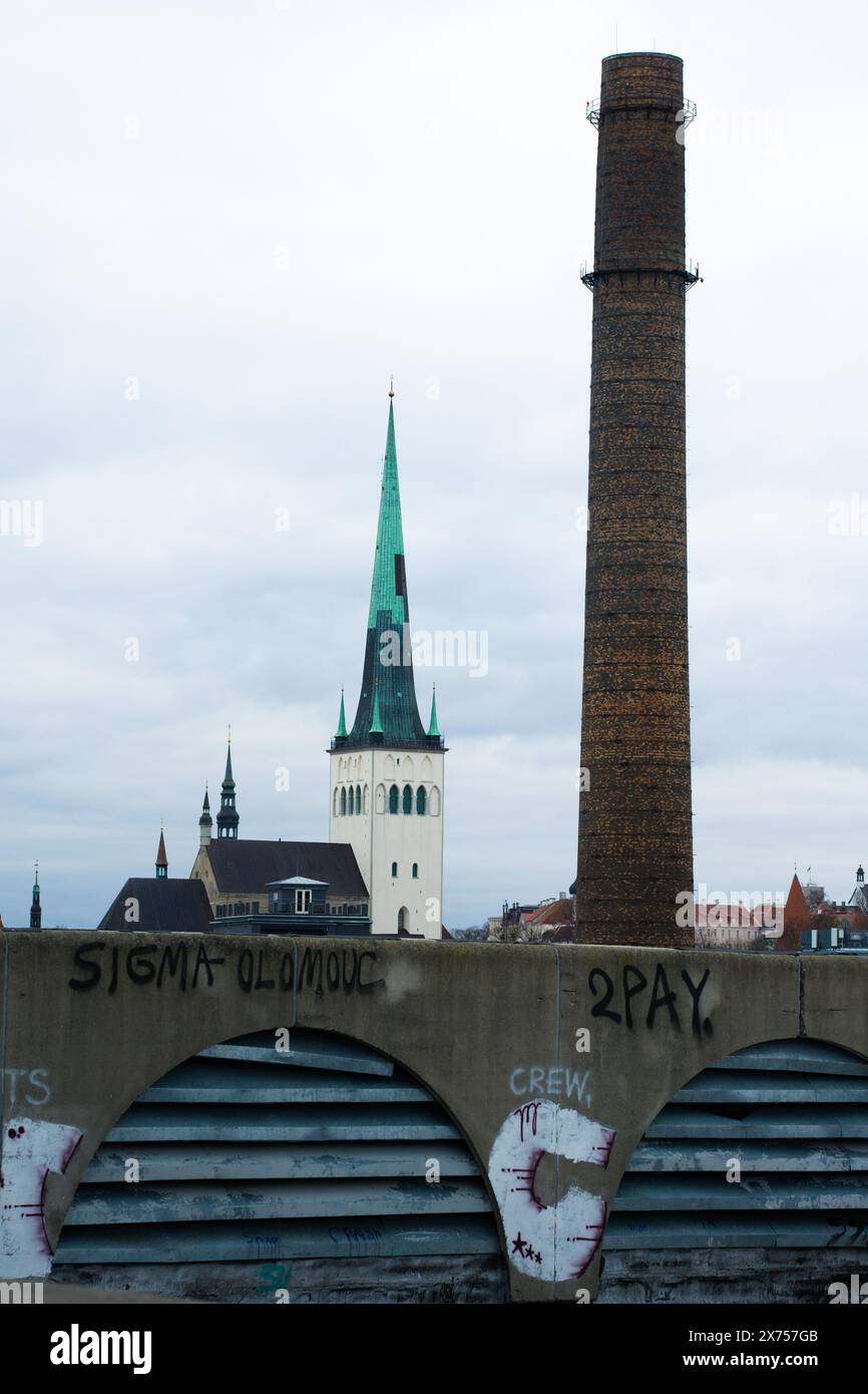 Mittelalterliche Kirche in einer modernen Stadt. Stockfoto