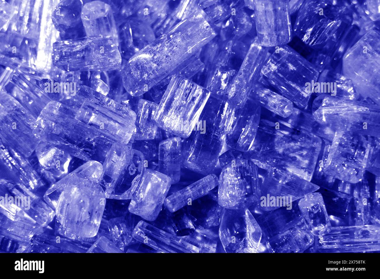 Nahaufnahme von Kristallen aus natürlichem Mineral Aquamarin (blaues Beryl). Kristalle Hintergrund Stockfoto