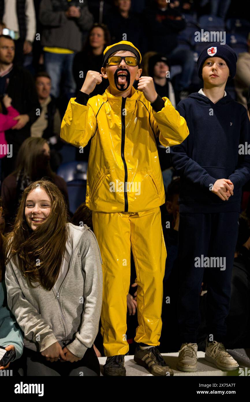 Kirkcaldy, Schottland, Großbritannien. 17. Mai 2024. Ein junger Raith-Fan verkleidet als Ali G Raith Rovers vs Partick Thistle - Scottish Premiership Playoff - Halbfinale, 2nd Leg Credit: Raymond Davies / Alamy Live News Stockfoto