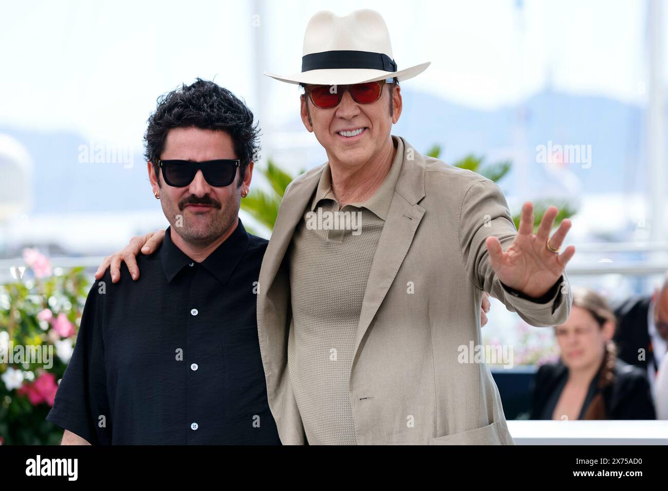 Lorcan Finnegan und Nicolas Cage posieren beim Fotoaufruf von „der Surfer“ während des 77. Filmfestivals von Cannes im Palais des Festivals in Cannes, Frankreich, am 17. Mai 2024. Quelle: dpa Picture Alliance/Alamy Live News Stockfoto